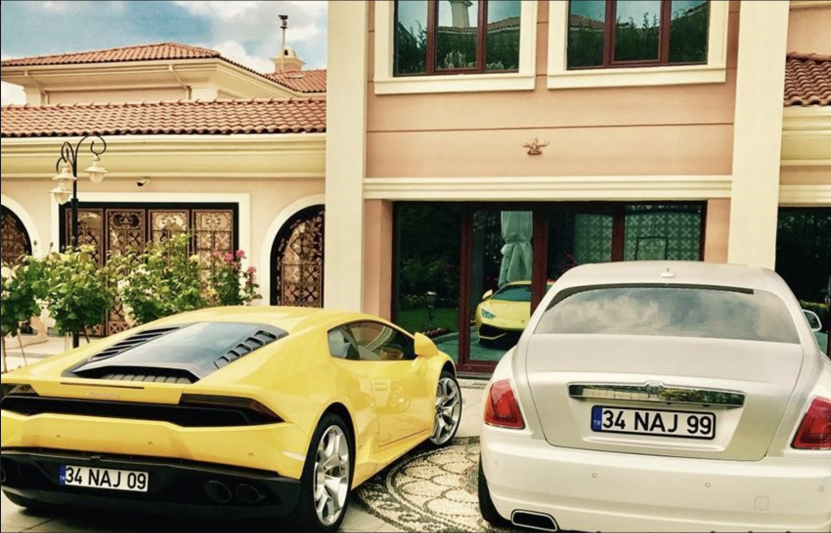 الفيلا الخاصة بزندشتي في اسطنبول بسيارات باهظة الثمن ولوحات ترخيص شخصية