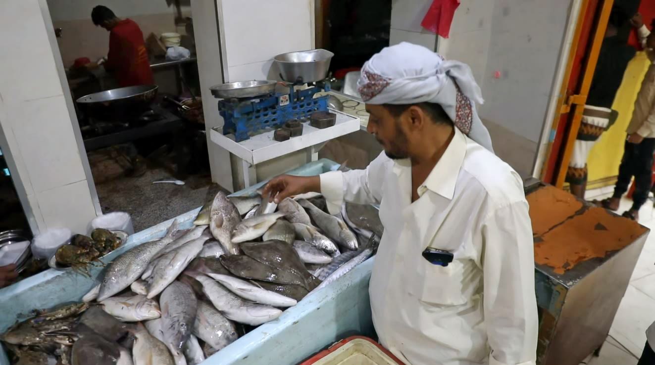 عبد الغفور الشيباني تاجر سمك: "بعد بدء هجمات الحوثيين على السفن في البحر الأحمر، انعدمت أنواع كثيرة من الأسماك وارتفع سعر أسماك أخرى 4 أضعاف بسبب منع الصيادين اليمنيين من دخول البحر" محافظة تعز، يوليو 2024