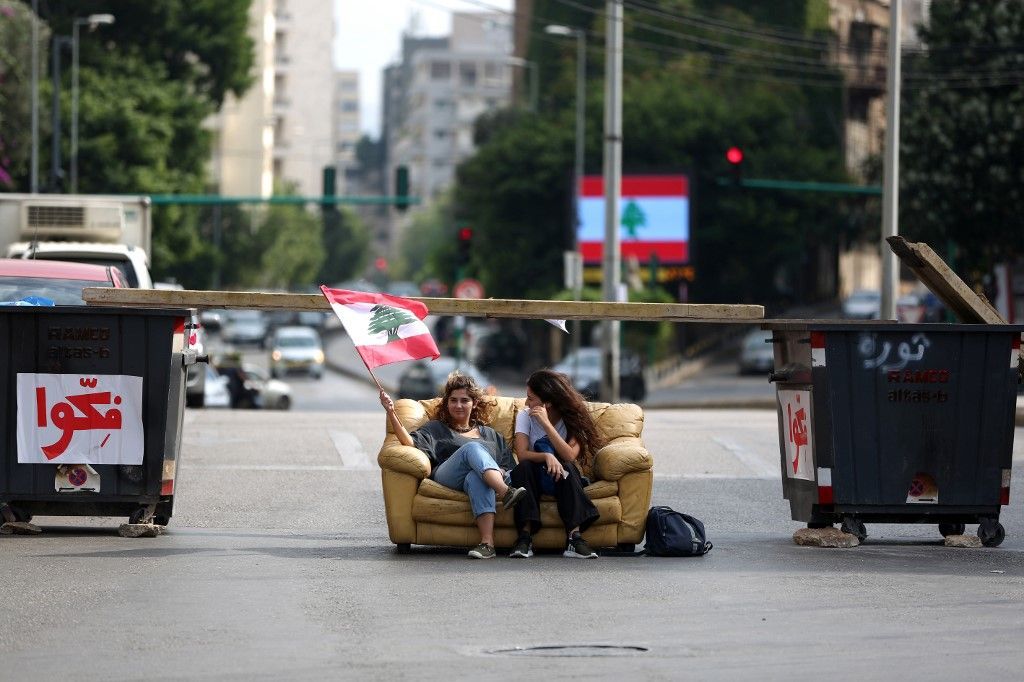 احتجاجات لبنان تدخل يومها الـ13 وقطع الطرق مستمر