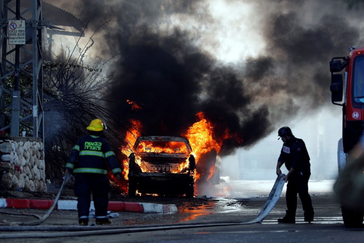 فيديو يظهر لحظة سقوط صاروخ على طريق سريع قرب مطار بن غوريون الدولي