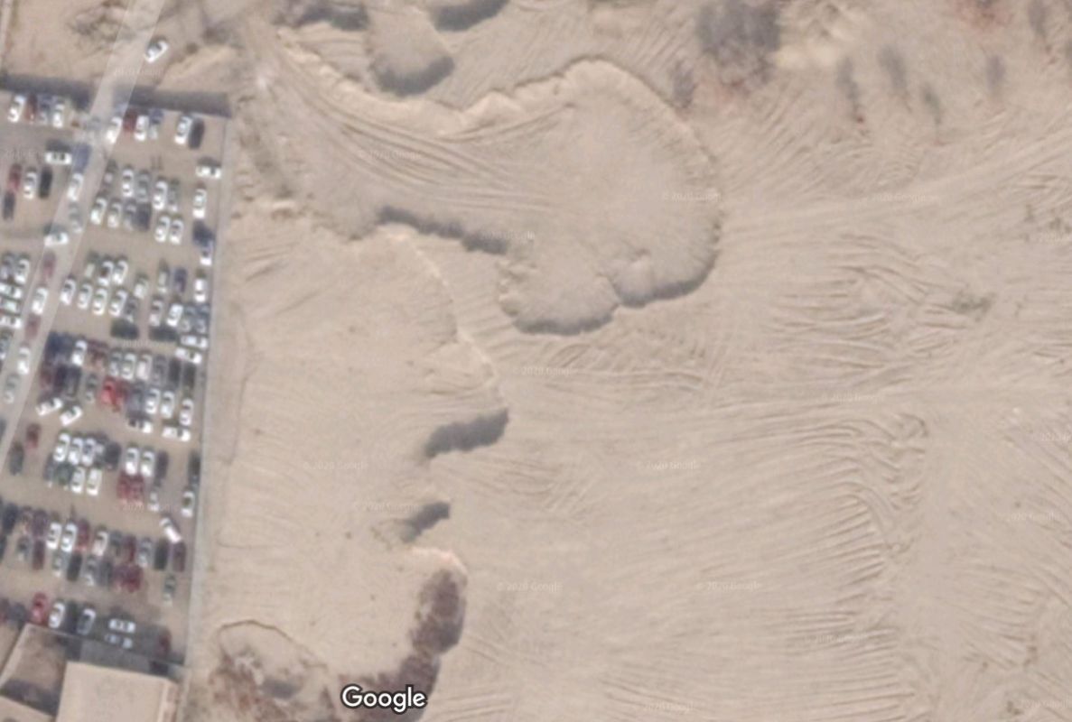 سلطات الحزب الشيوعي الصيني تحول مقبرة للإيغور إلى موقف للسيارات