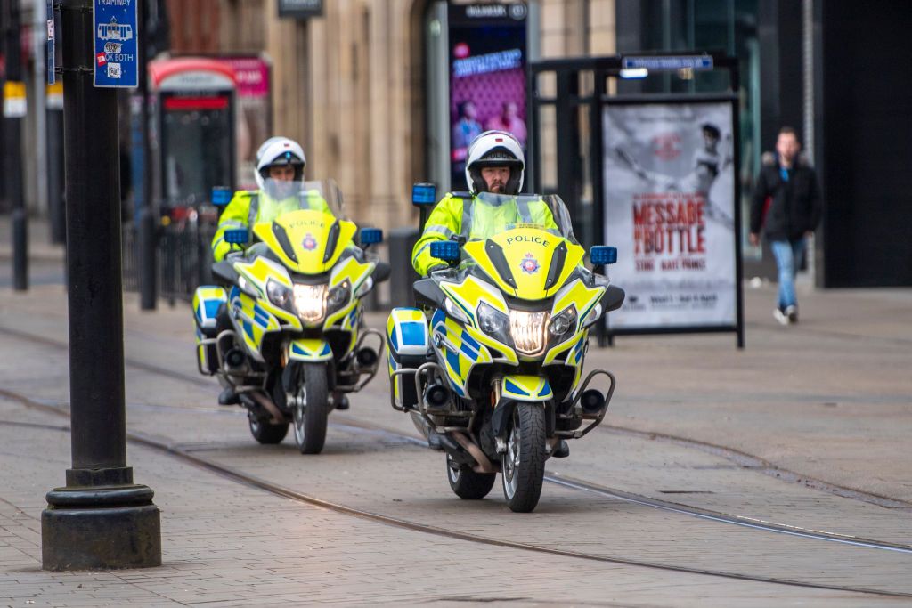 بريطانيا: اشتباك بين متظاهرين ورجال الشرطة خلال مسيرة حاشدة ضد قيود الإغلاق (صور)