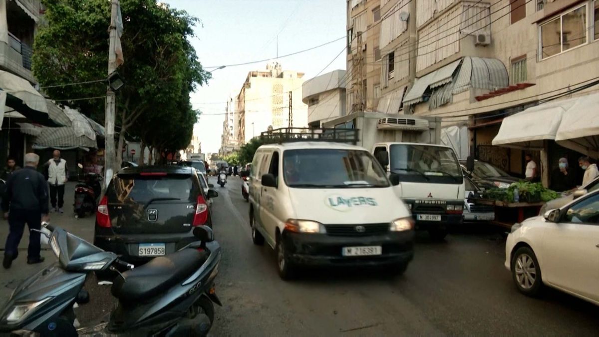 سكان بيروت المنهكون يتحدّون إجراءات العزل الجديدة رغم زيادة حالات كورونا