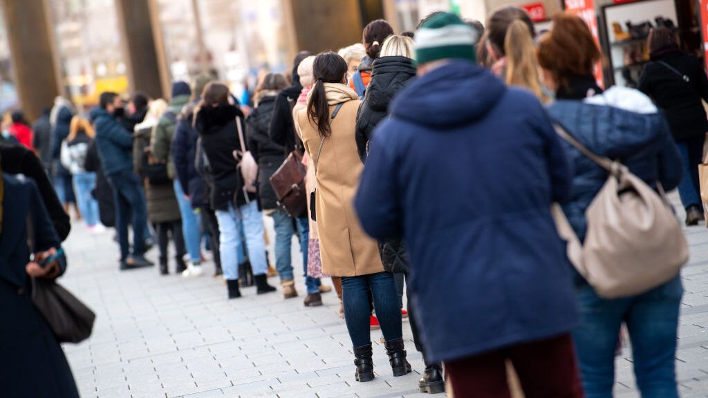 كوفيد-19.. عام من الألم ينطوي ليبدأ آخر بأمل التخلص من أخطر أوبئة العصر الحديث