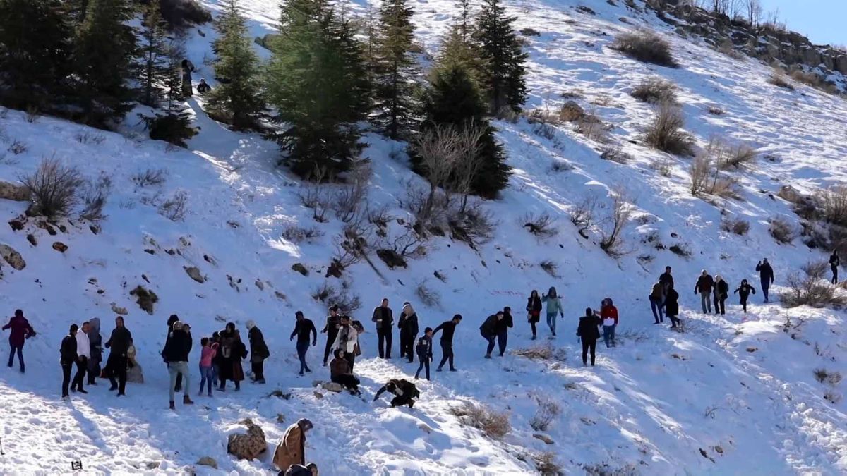 العراقيون يتدفقون على دهوك للاستمتاع بالثلوج