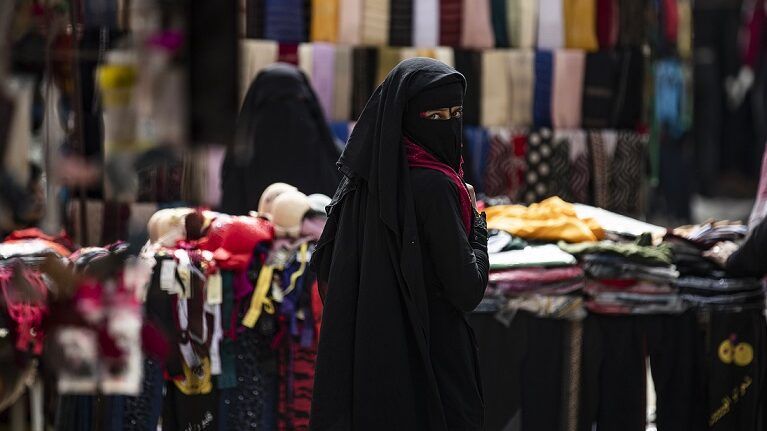 "عار" الانضمام لداعش يلاحق عائلات التنظيم في مدينة الطبقة السورية