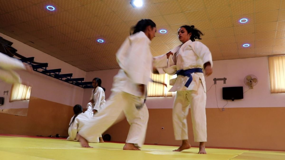 أفغانستان.. فتيات تتحدين طالبان بفنّ القتال!