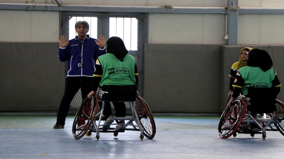 رفضا لممارسات طالبان كرة السلة من على كرسي متحرك