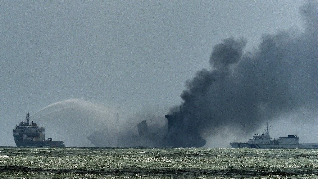 سريلانكا أمام كارثة بحرية ناجمة عن احتراق سفينة