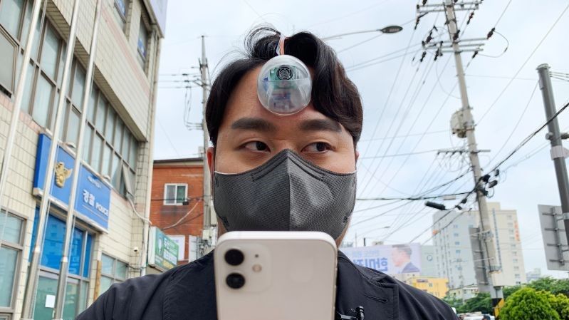 مطور كوري يبتكر العين الثالثة لزومبي الهواتف الذكية.. ما قصة هذا الاختراع؟