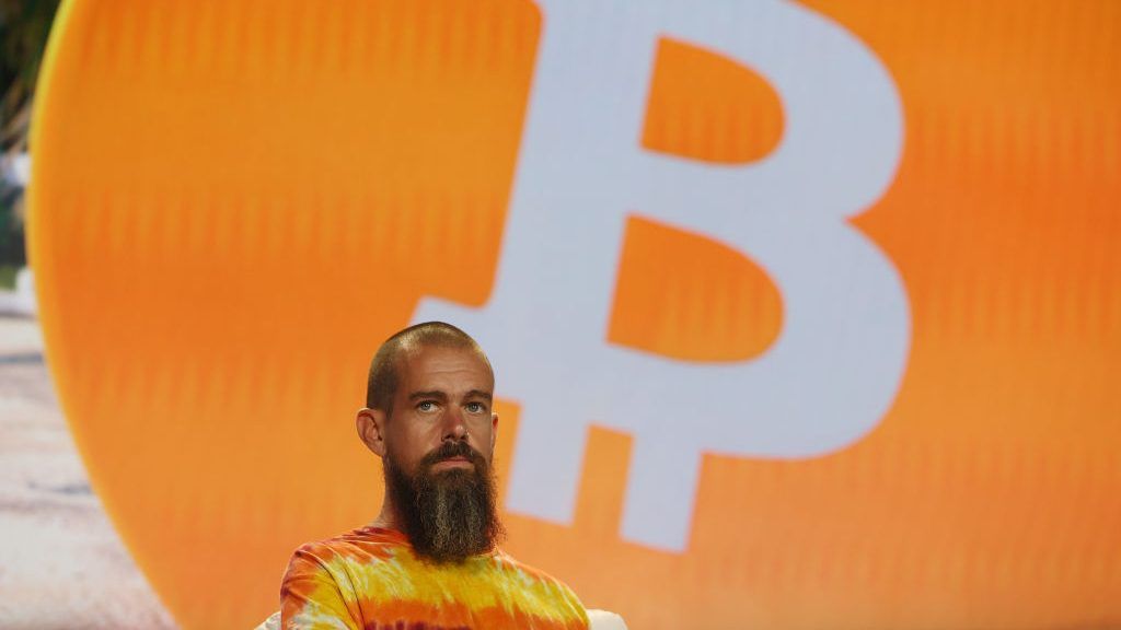 رئيس تويتر يسعى لتعميم العملات المشفرة من خلال "محفظة" غير رقمية للبتكوين