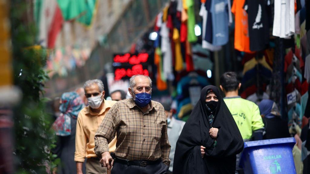 فضيحة جديدة في إيران… بعض المدن توقف التطعيم ضد كورونا بسبب نفاد اللقاحات