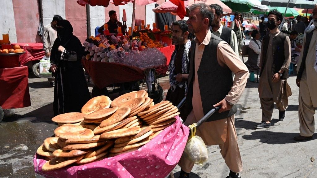 فيديو مُحزن من أفغانستان.. المواطنون يتدافعون للحصول على أكياس الخبز