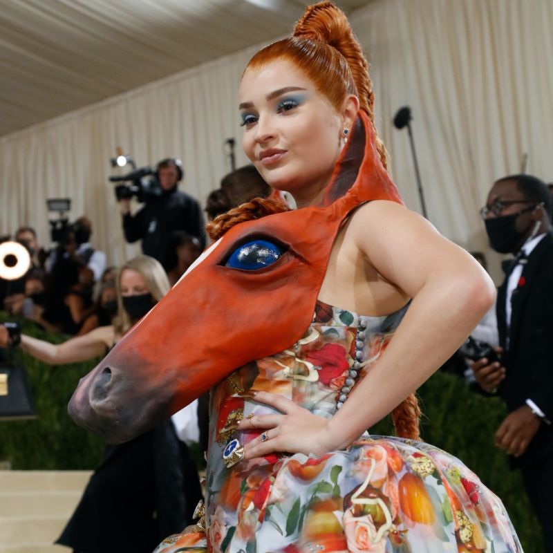 حفل ميت جالا 2021.. إطلالات غريبة في نيويورك خطفت الأنظار