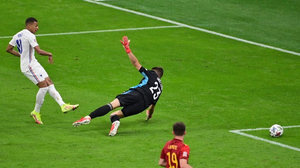 الشكوك تحاصر هدف مبابي الحاسم.. وثورة إسبانية ضد التحكيم