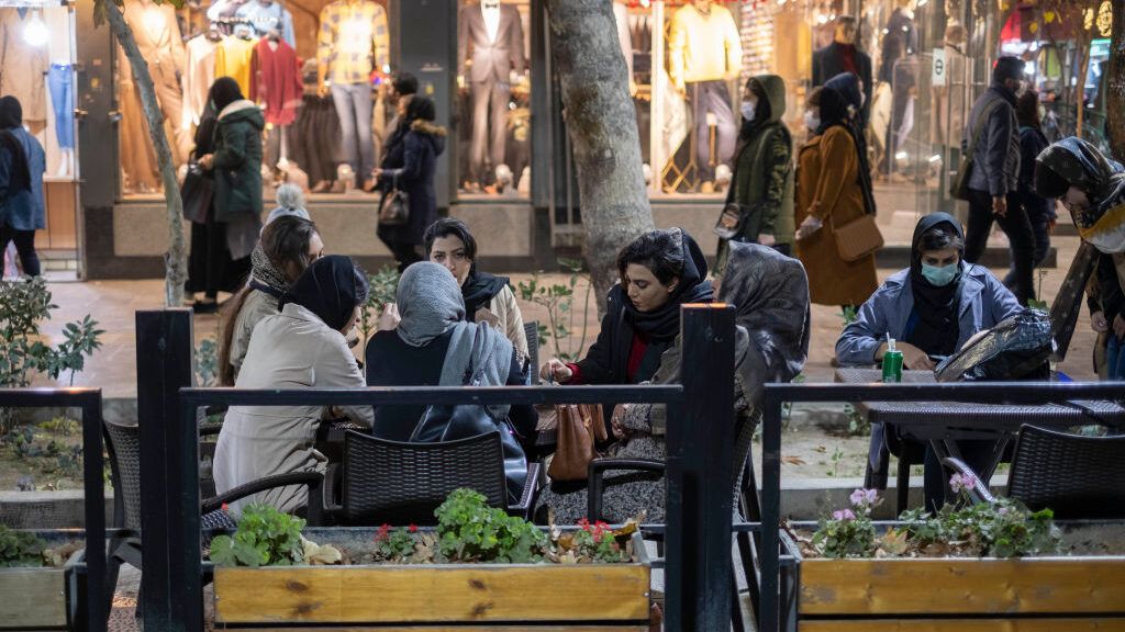 أوضاع صعبة… نساء إيرانيات يلجأن إلى بيع شعرهن هربا من الفقر