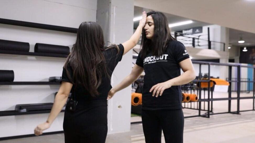 كوني قوية.. تستطيعين الآن مواجهة التنمر بحركات للدفاع عن النفس