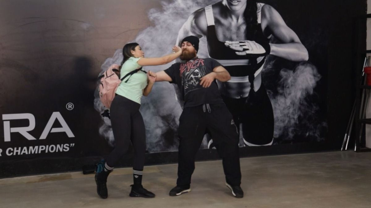 كوني قوية.. تستطعين الآن الرد على أي محاولة لسرقة حقيبة اليد الخاصة بك