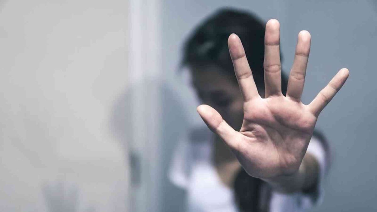 تريندينغ لايف| فيديو لفتاة تعنف صديقتها وسط تشجيع من البنات