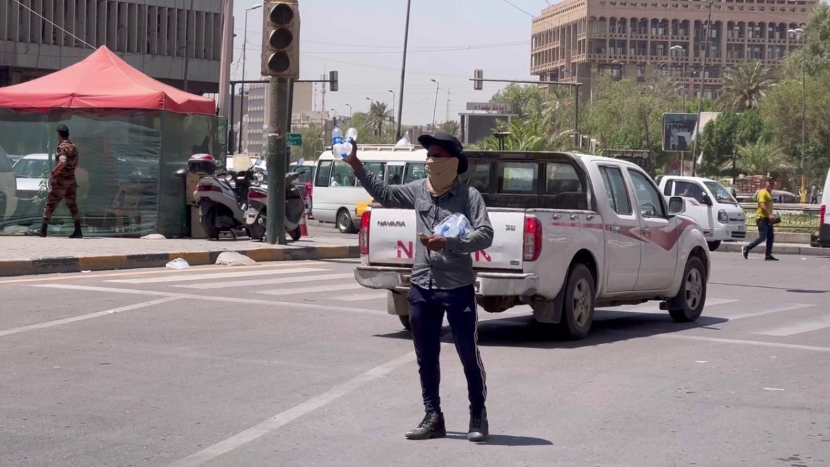 الشباب في العراق يستغلون ارتفاع درجات الحرارة لكسب قوت يومهم