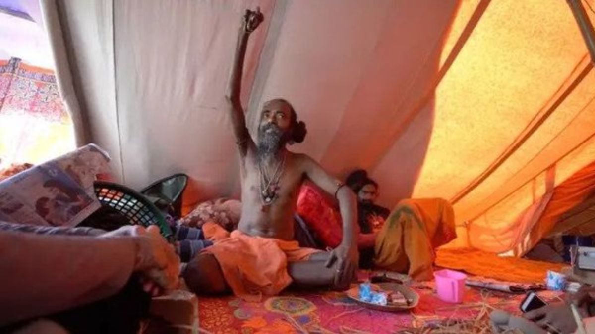 رجل لم ينزل ذراعه لأسفل لمدة 10 سنوات.. ويبرر تصرفه بـ "أريد أن يعيش العالم في سلام"