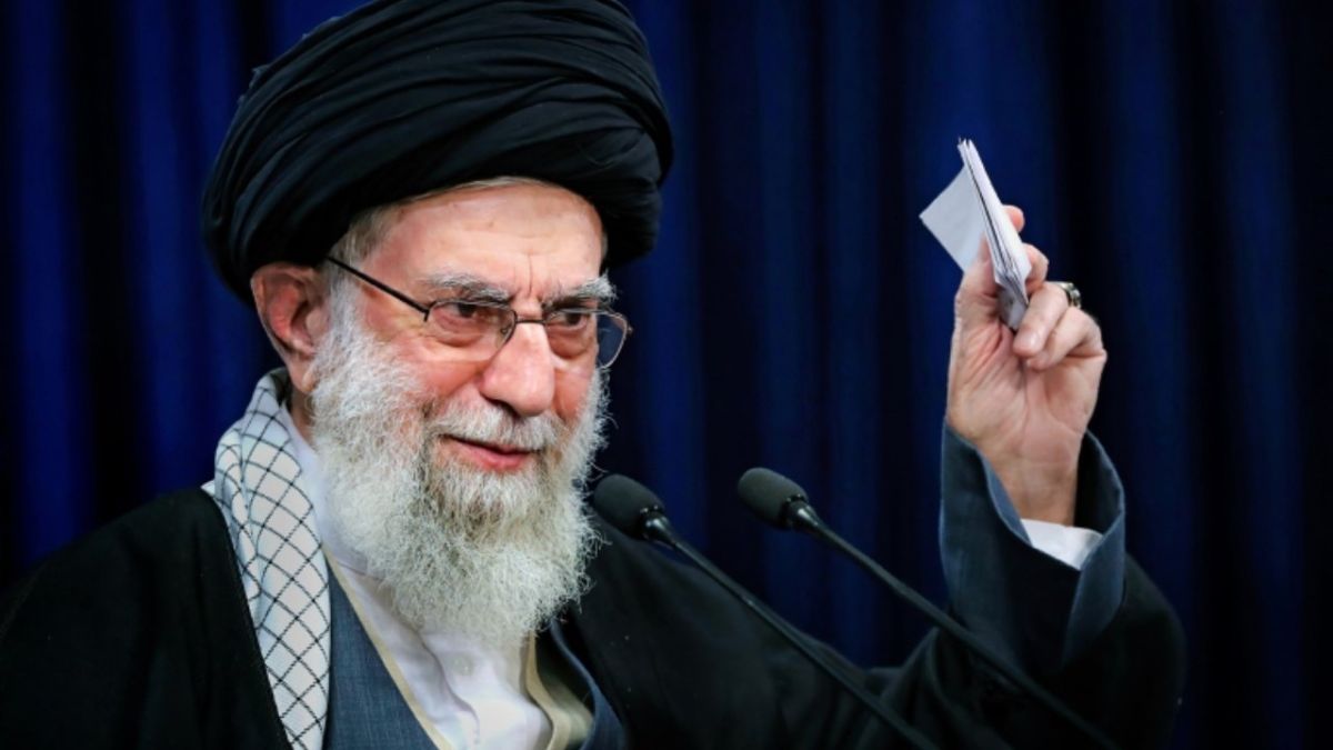 قضية سلمان رشدي تلقي الضوء على أدوار "بُنياد" إيران