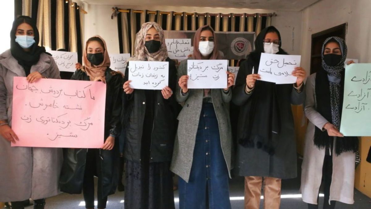 "الدين الإسلامي يحث كل مسلم على التعليم" طالبة مصرية تعبر عن رفضها لقرار طالبان منع تعليم الفتيات