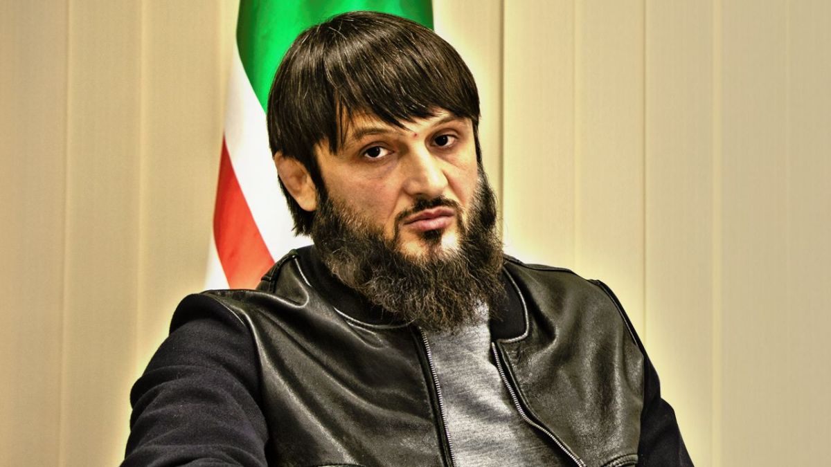 من سوريا لأوكرانيا.. لماذا ذهب عبد الحكيم الشيشاني وراء بوتين وما رسالته لرمضان قديروف؟