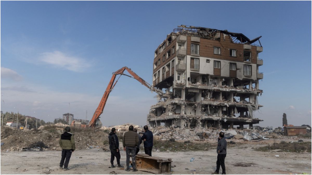 زلزال تركيا.. خرج من تحت الأنقاض وفي فمه "سيجارة" (صور)