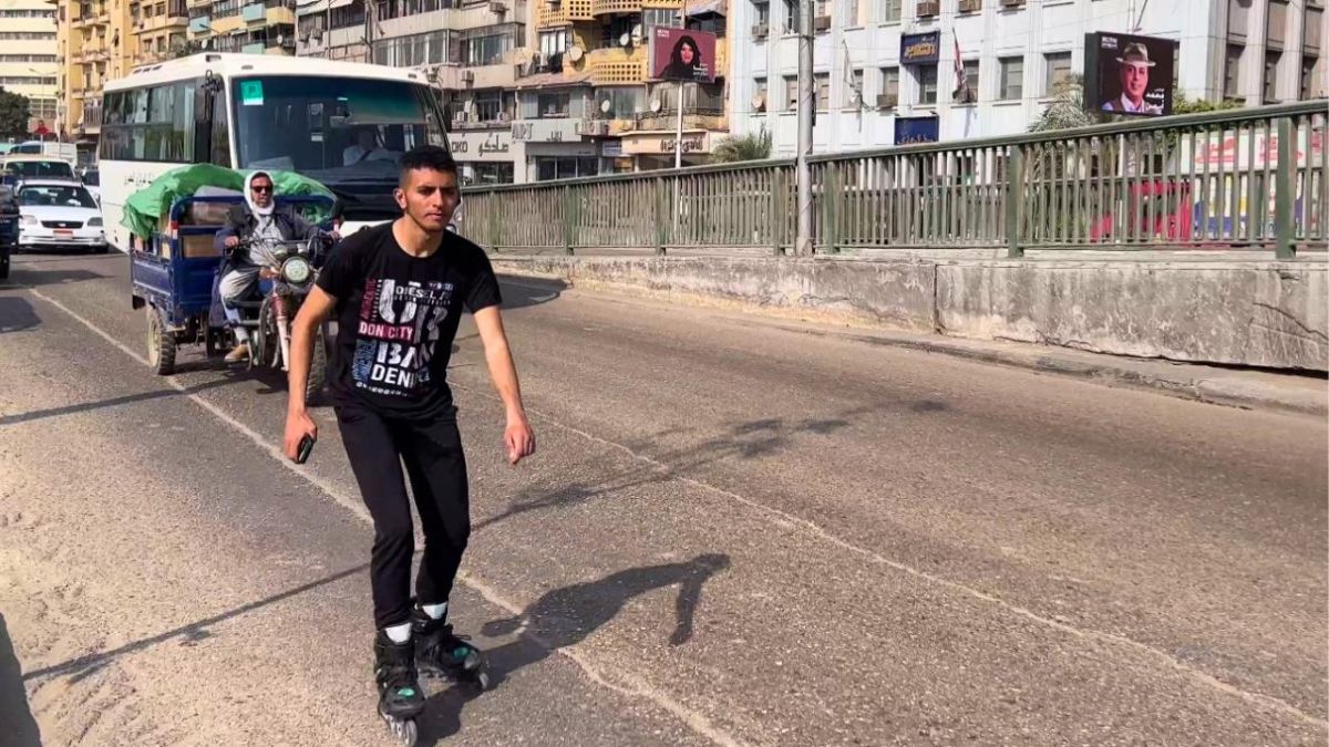 تتطلب رشاقة ومرونة.. ما هي رياضة "السكيت" التي انتشرت في شوارع القاهرة؟