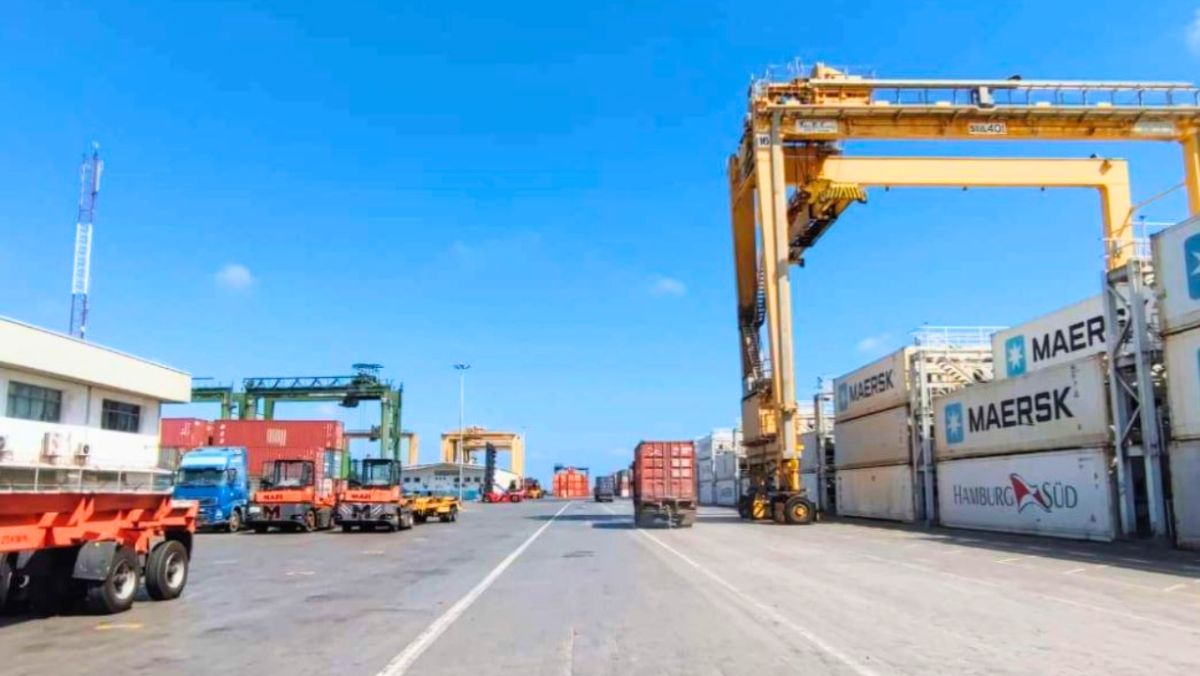 اليمن يحذر شركات الملاحة من الخضوع لقرارت ميليشيات الحوثي