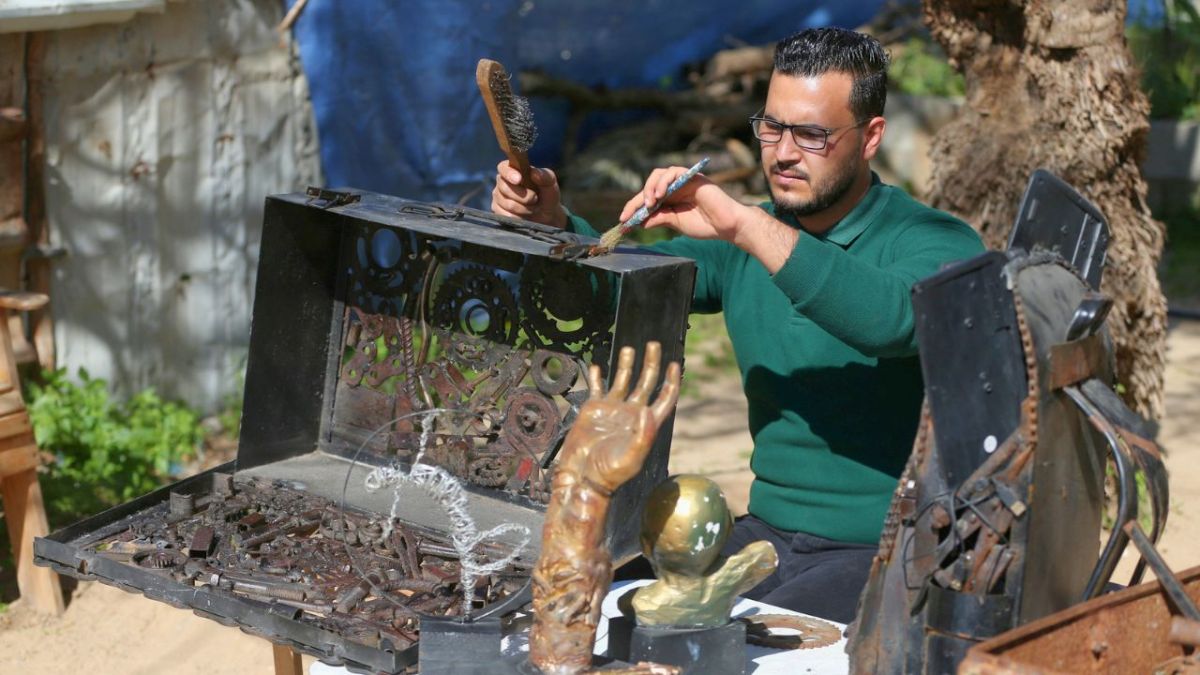شاب فلسطيني يحول الخردة والأدوات القديمة إلى لوحاتٍ فنية