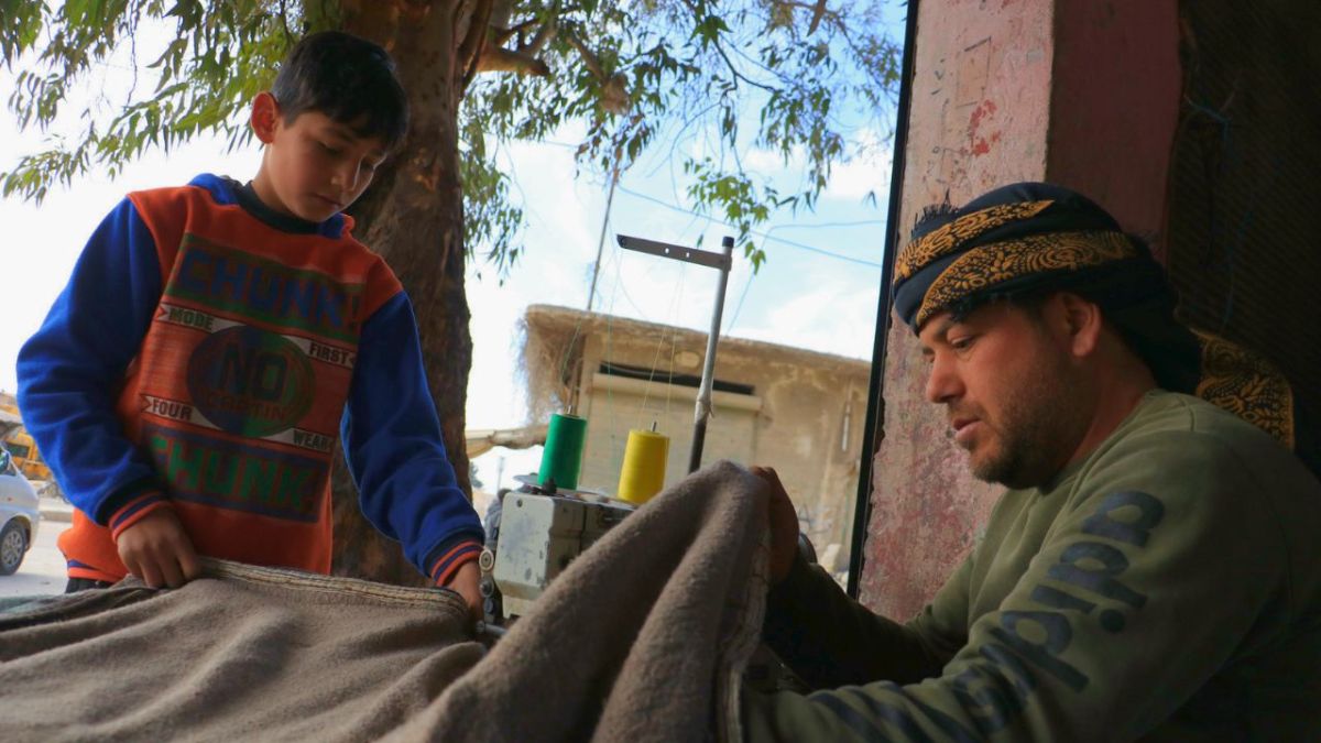 على إثر الزلزال.. رواج صناعة الخيام في سوريا