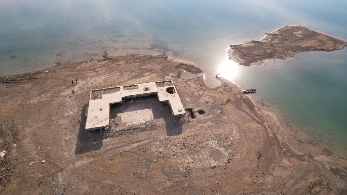 اختفت منذ 38 عامًا.. ظهور بقايا مزار ديني ومقبرة ومدرسة بالعراق بسبب الجفاف