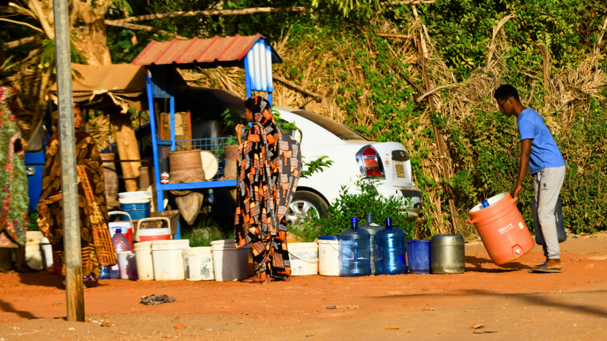 "لـ6 أيام لم أستطع الخروج للحصول على الماء والطعام".. مؤمن المكي يروي معاناته وسط اشتباكات السودان