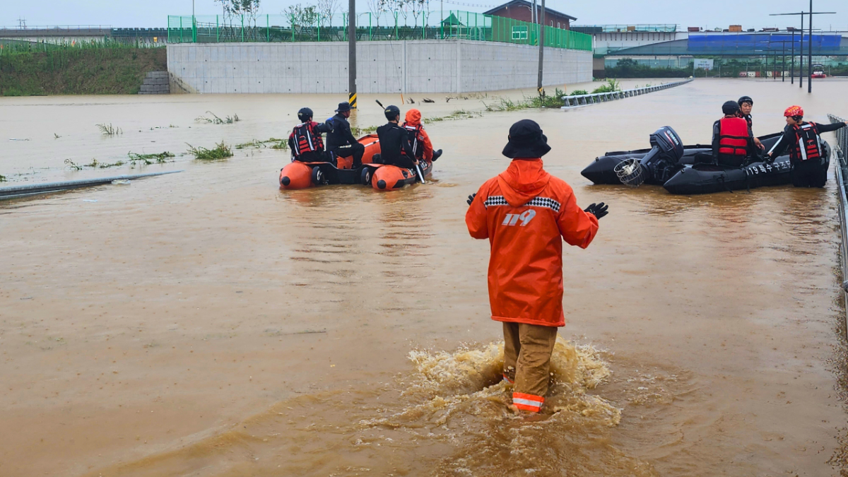 فيضانات كوريا الجنوبية تخلف 37 قتيلاً