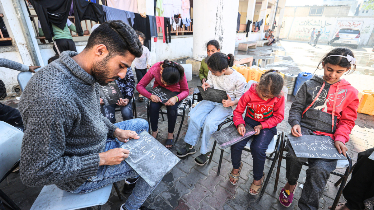 معلم لغة إنكليزية.. طارق العنابي يضئ فانوس التعليم في ظلمة قطاع غزة