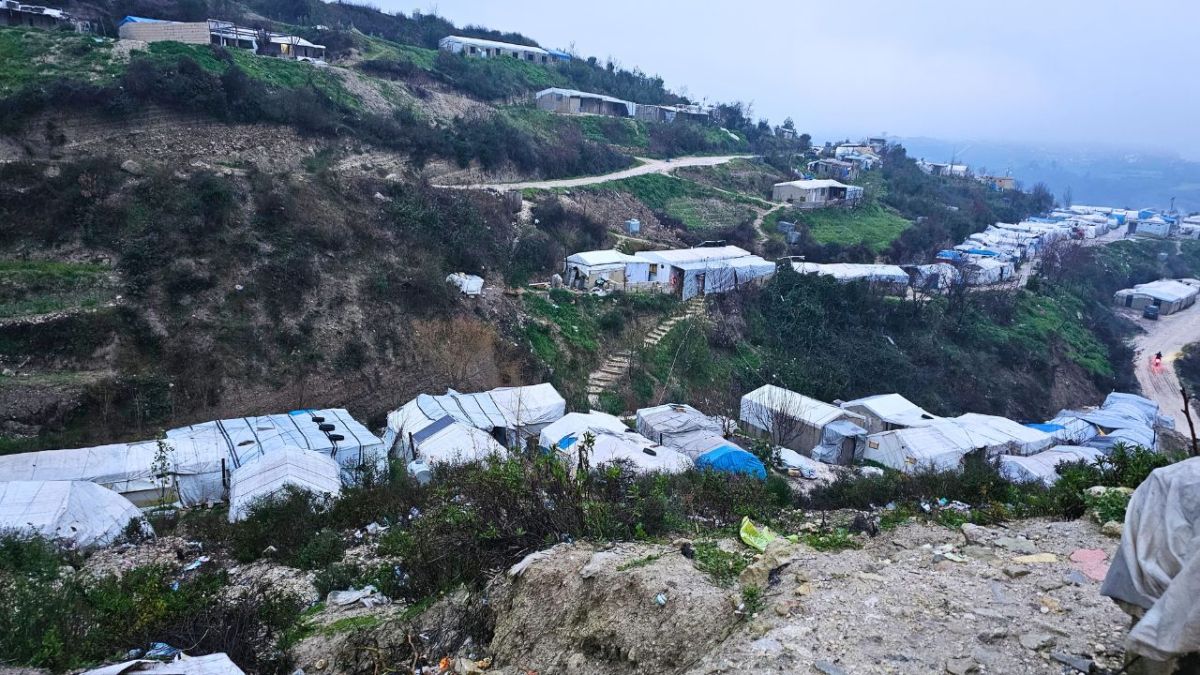 كاميرا أخبار الآن تدخل خيام النازحين غرب إدلب وترصد معاناتهم في فصل الشتاء