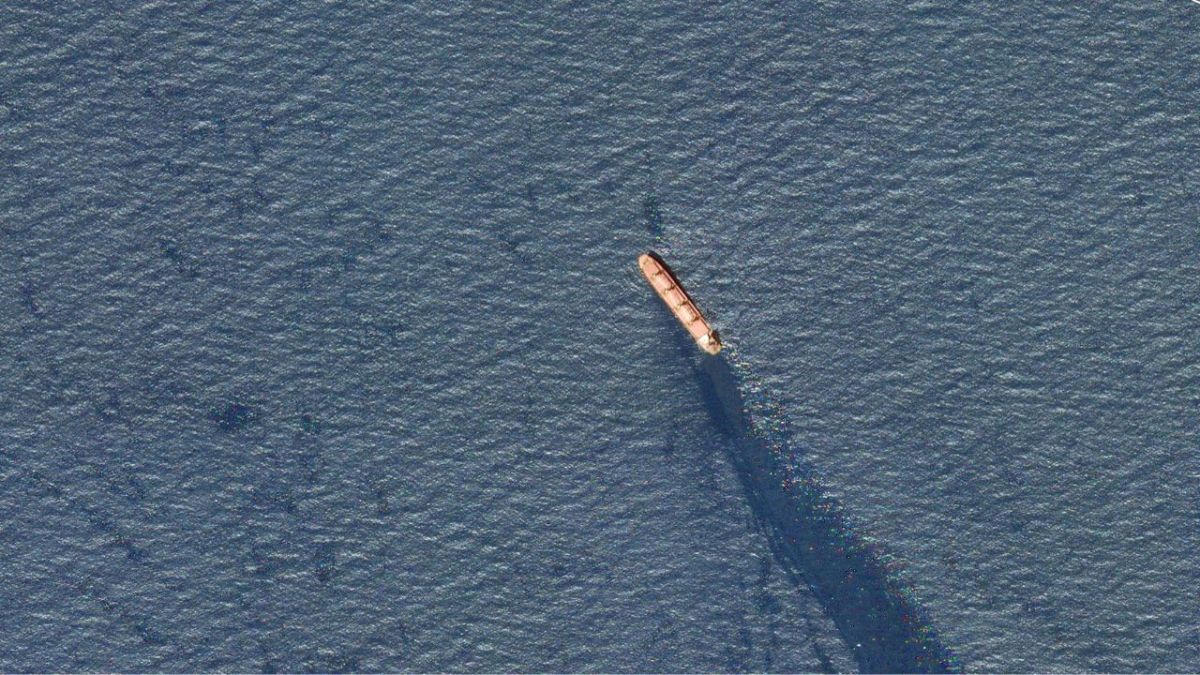 ميليشيا الحوثي تهدد التجارة والملاحة الدولية وتتسبب بكوارث بيئية