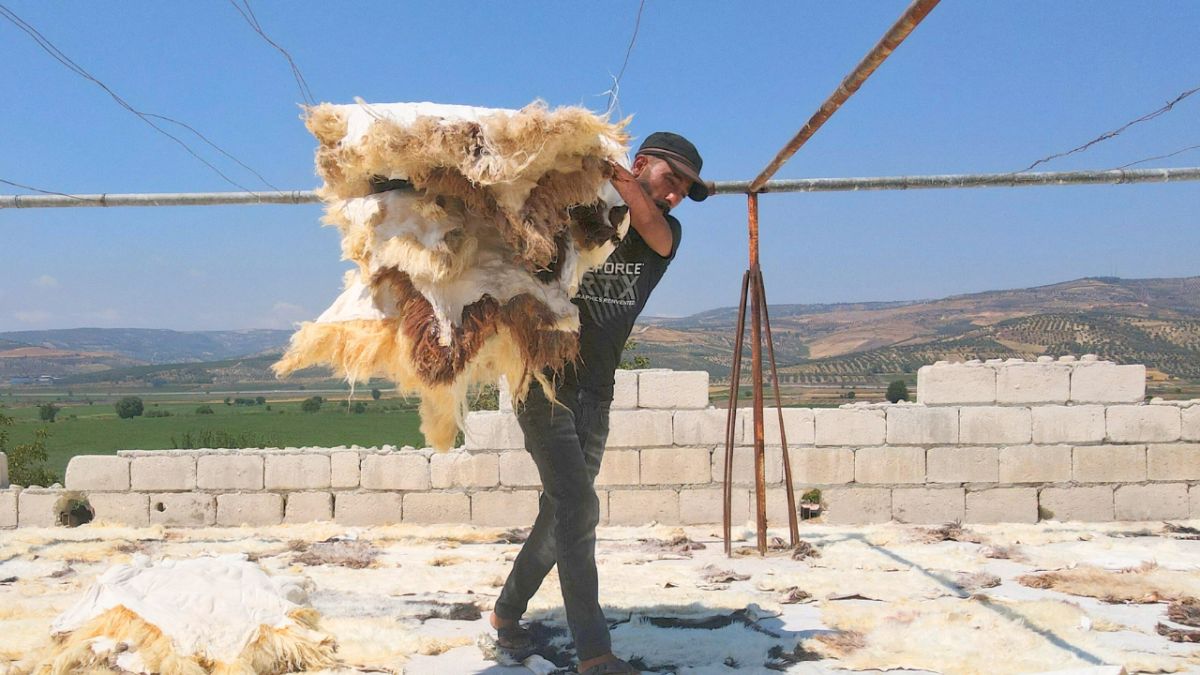 أوضاع صعبة للعمال شمال غرب سوريا.. الأجور زهيدة والأعمال قليلة