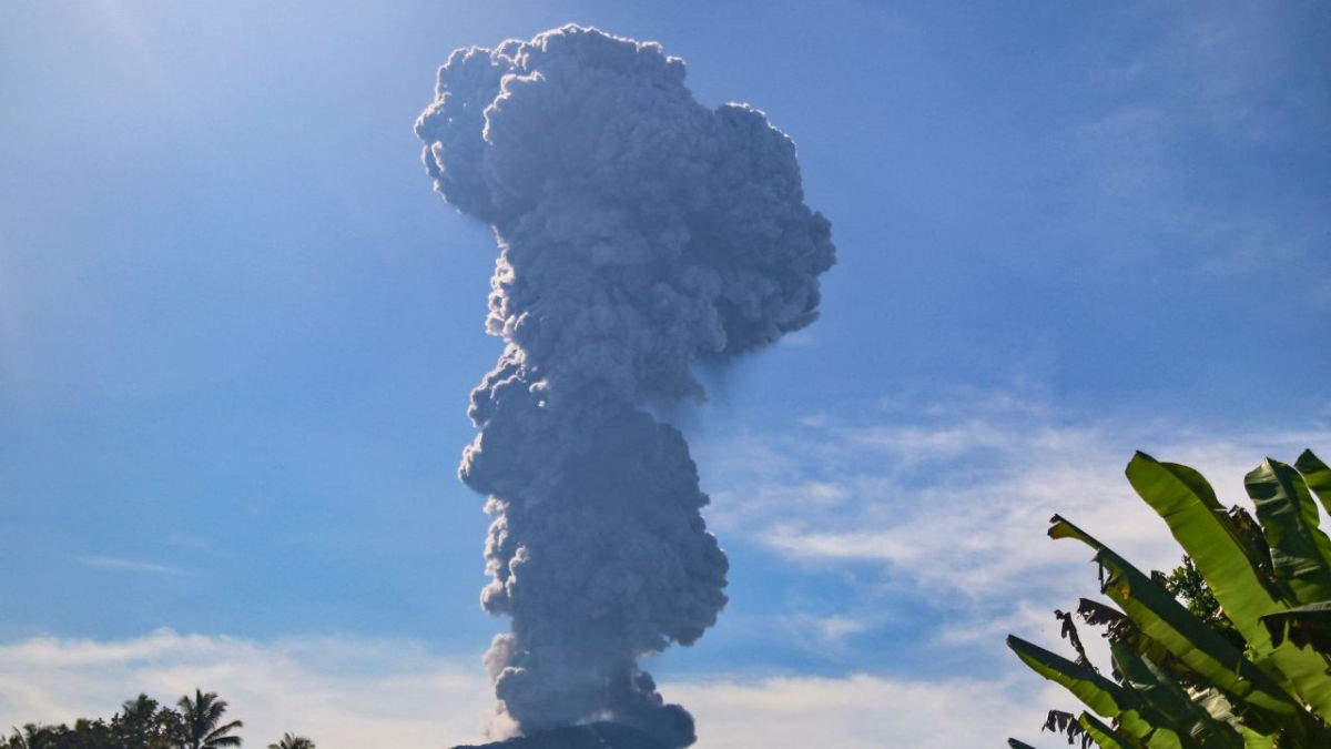 بالصور.. ثوران بركان جبل إيبو في إندونيسيا