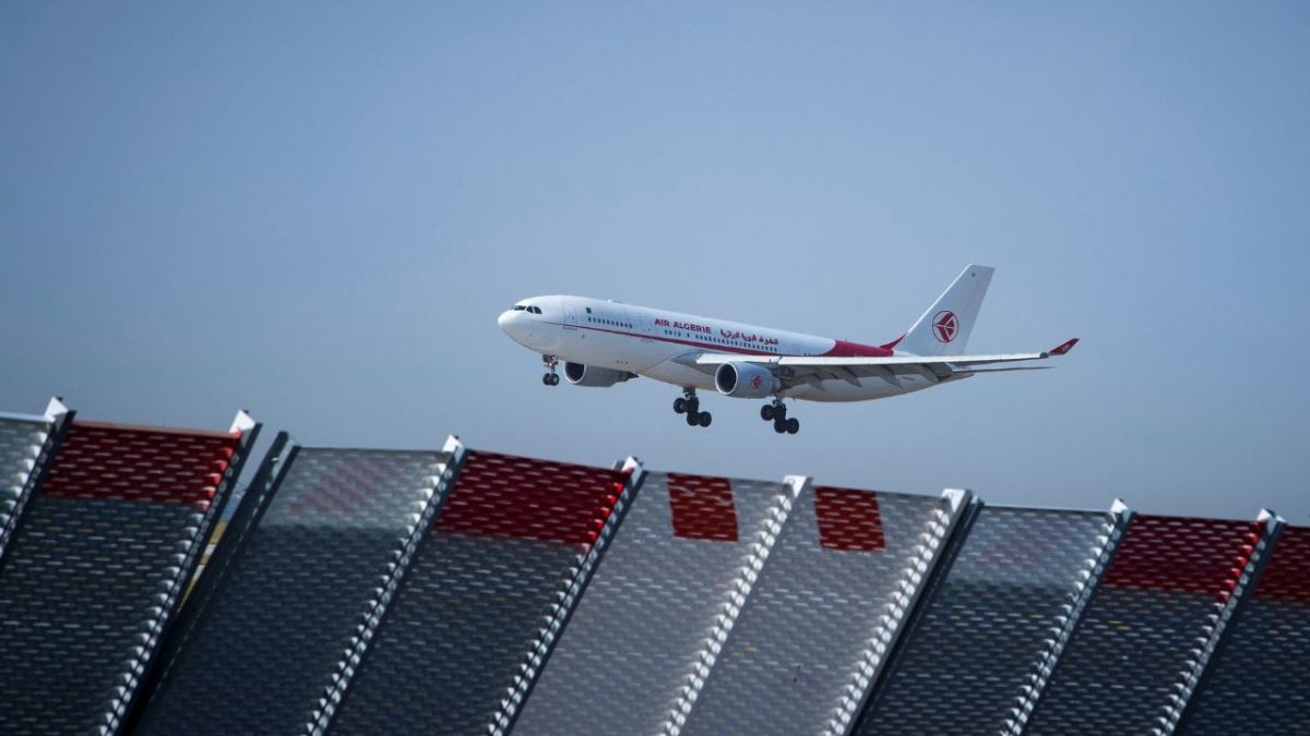 إجلاء الرعايا الجزائريين من لبنان.. الحكومة تتخذ إجراءات عاجلة