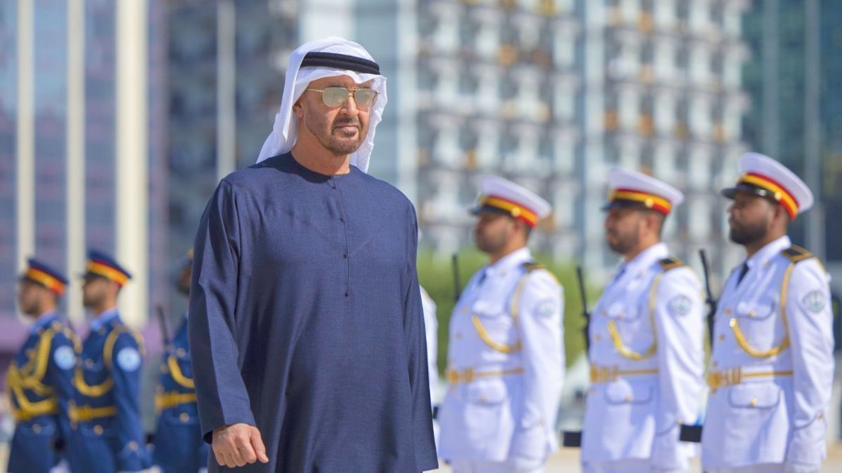 احتفاءً بيوم العلم.. الشيخ محمد بن زايد يرفع علم الإمارات على سارية قصر الحصن