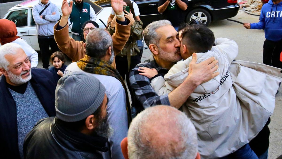 سُجنوا لسنوات وعُذبوا.. كيف يمكن إعادة الحياة للمحررين من السجون السورية؟