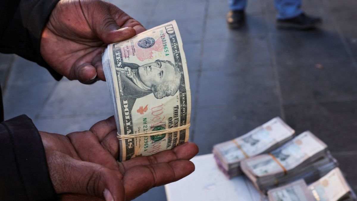 الدولار يباع على قارعة الطريق في سوريا.. هل من ضوابط جديدة؟