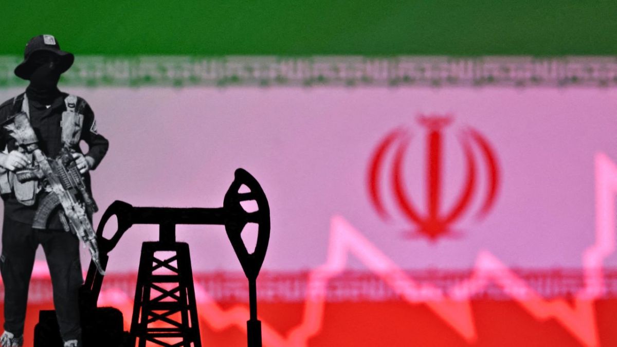 إيران تبيع نفطها المخزن في الصين.. والهدف: تمويل ميليشياتها بالشرق الأوسط