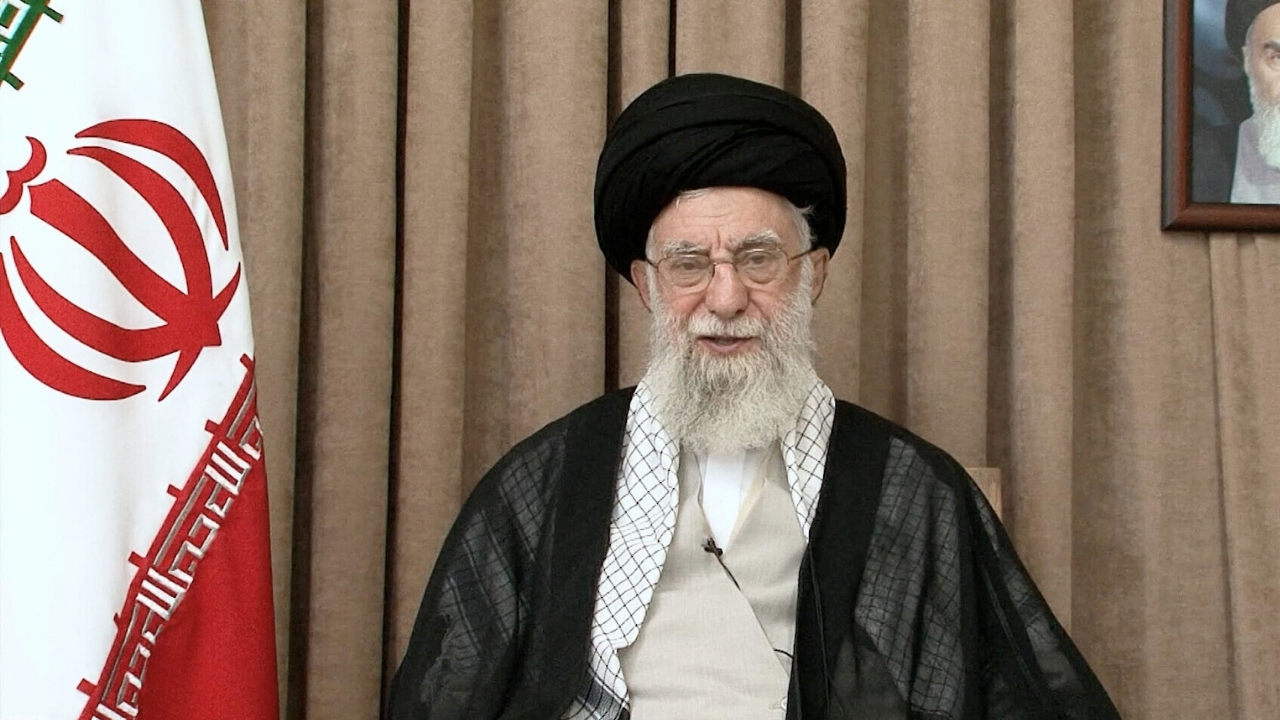 خامنئي يظهر ويبارك لشعبه بالنصر ويقلل من الضربات الأمريكية