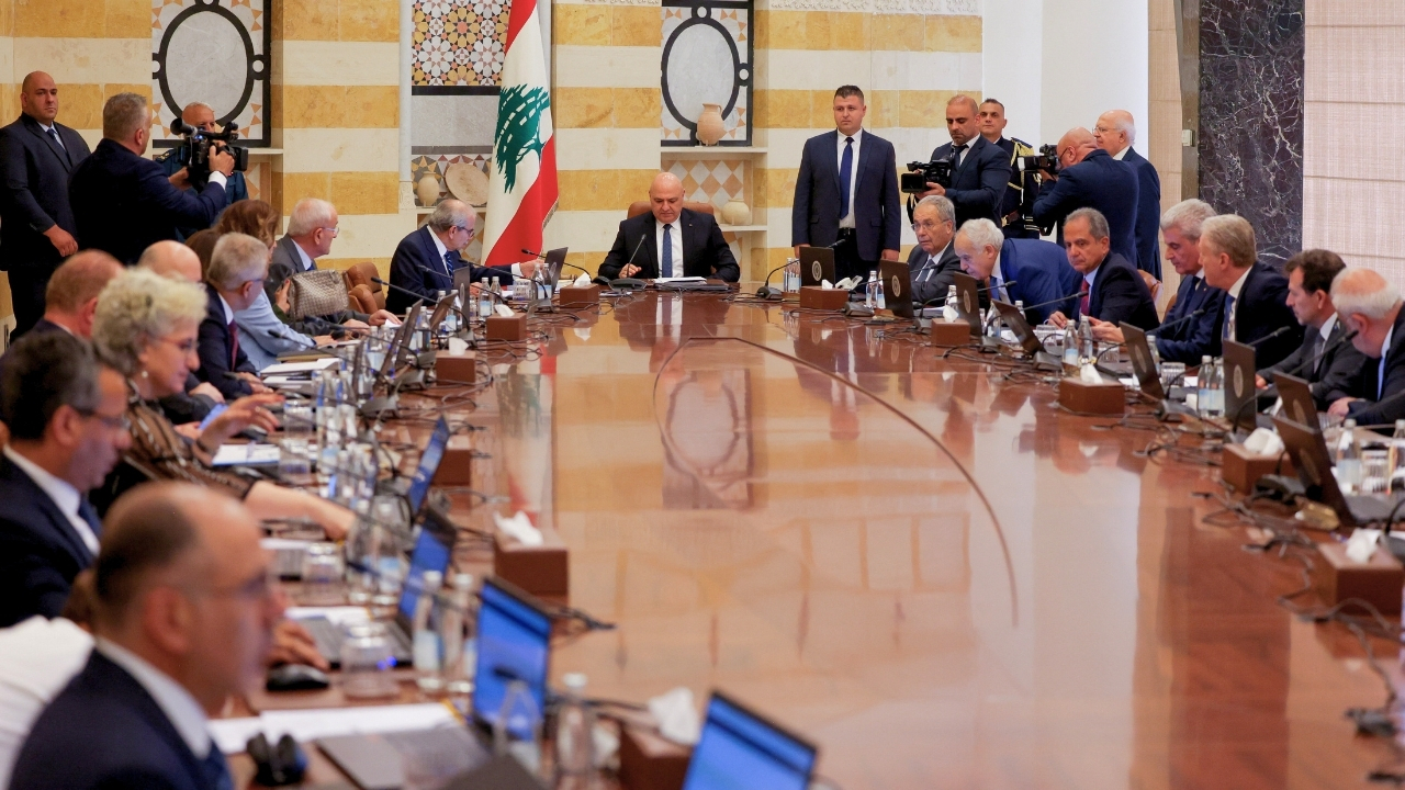 حزب الله.. سلاح مسلّط على اللبنانيين فهل تنجح الحكومة في كبحه؟